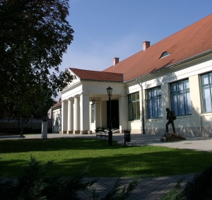 A klub előadásainak otthont adó érdi Magyar Földrajzi Múzeum bejárata a múzeumkert felől