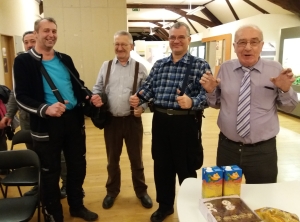 Az előadás utáni beszélgetés közben „a fiúk” rájöttek, hogy akár egy húzentróger klubot is alapíthatnánk.